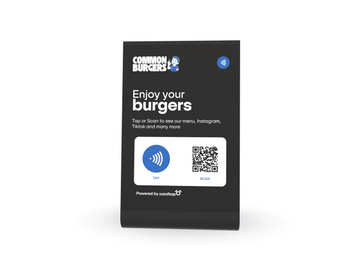 ستاند أكريليك Cardtap مخصص باللون الأسود، منظر أمامي، مطبوع عليه شعار Common Burgers وأيقونة NFC للتقييم