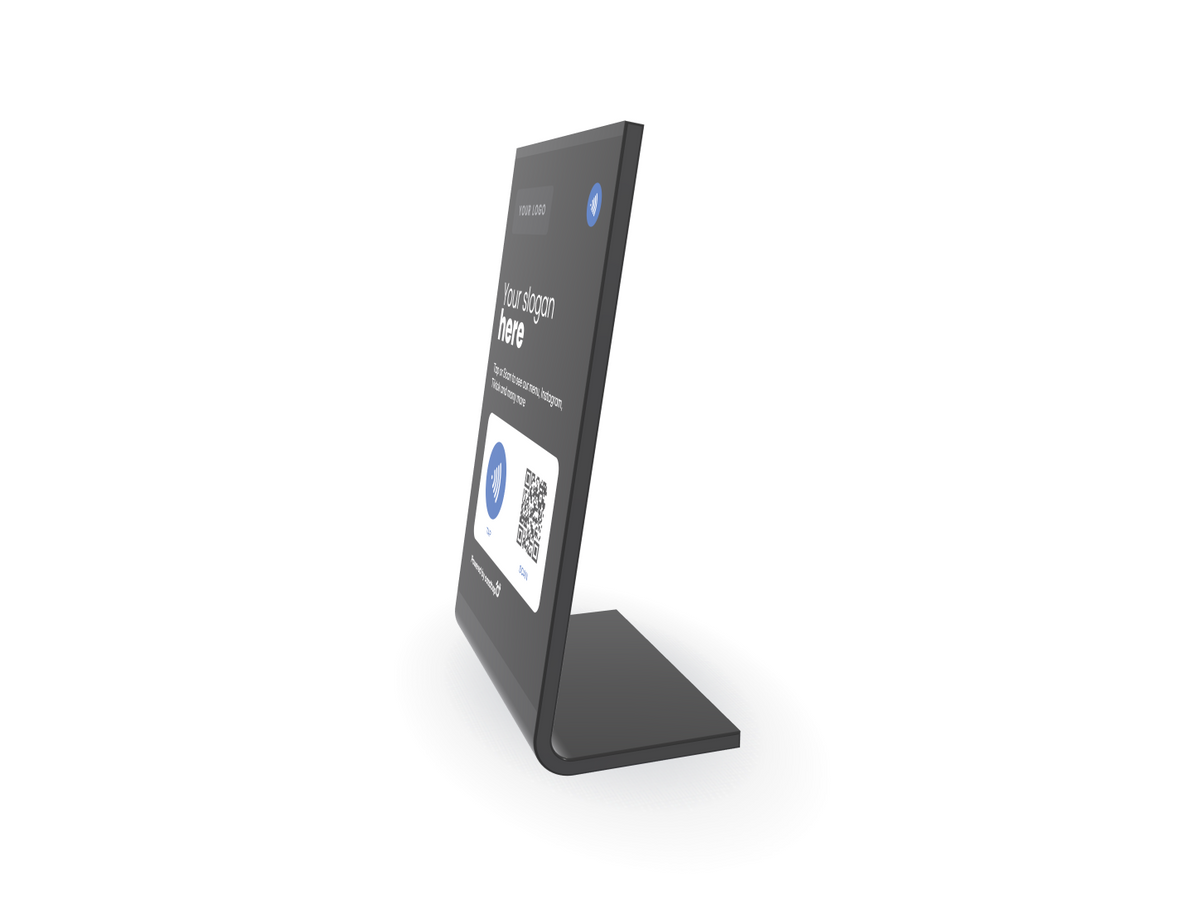 ستاند أكريليك Cardtap مخصص باللون الأسود، منظر جانبي يوضح ميل القاعدة