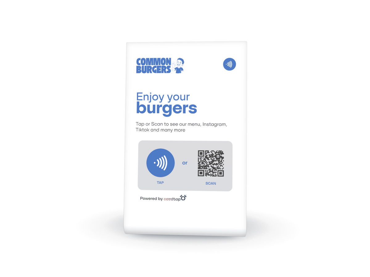 ستاند أكريليك Cardtap مخصص باللون الأبيض، منظر أمامي، مطبوع عليه شعار Common Burgers وأيقونة NFC للتقييم