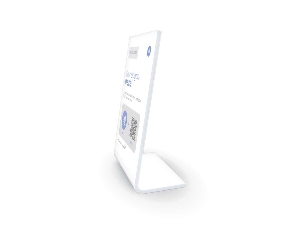 ستاند أكريليك Cardtap مخصص باللون الأبيض، منظر جانبي يوضح ميل القاعدة