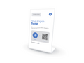 ستاند أكريليك Cardtap مخصص باللون الأبيض، منظر بزاوية 3/4 يوضح القالب الفارغ مع أيقونتي NFC و QR