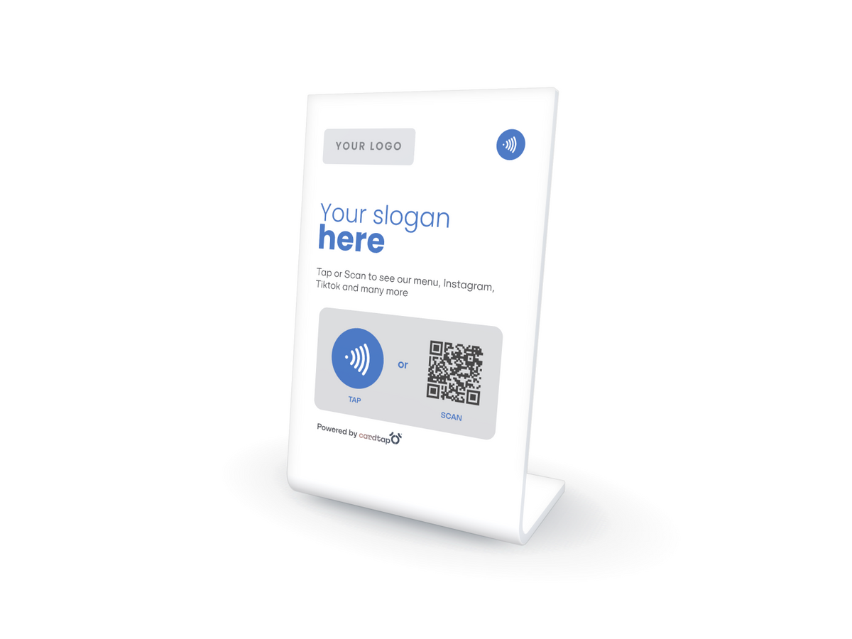 ستاند أكريليك Cardtap مخصص باللون الأبيض، منظر بزاوية 3/4 يوضح القالب الفارغ مع أيقونتي NFC و QR