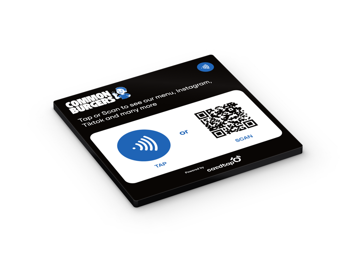 مربع أكريليك Cardtap مخصص باللون الأسود، منظر بزاوية 3/4، مطبوع عليه شعار Common Burgers وأيقونة NFC للتقييم