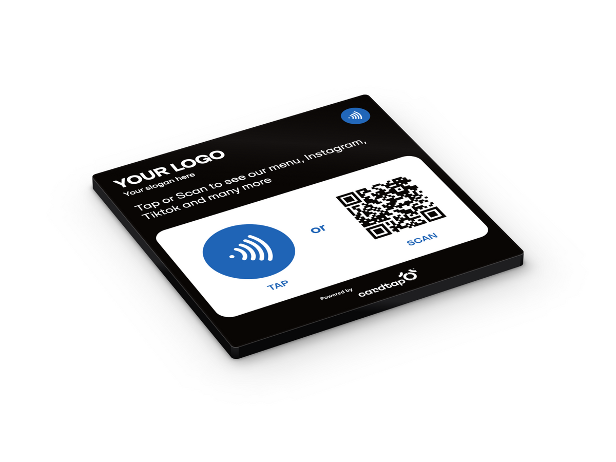 مربع أكريليك Cardtap مخصص باللون الأسود، منظر بزاوية 3/4 يوضح القالب الفارغ على التصميم المسطح لسطح الطاولة