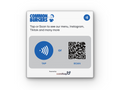 مربع أكريليك Cardtap مخصص باللون الأبيض، منظر أمامي، مطبوع عليه شعار Common Burgers وأيقونة NFC للتقييم