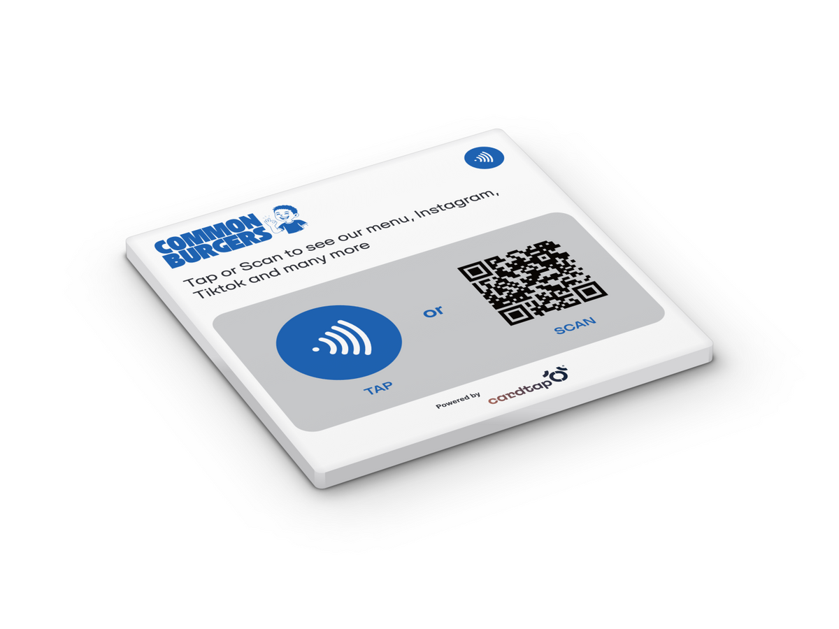 مربع أكريليك Cardtap مخصص باللون الأبيض، منظر بزاوية 3/4، مطبوع عليه شعار Common Burgers وأيقونة NFC للتقييم
